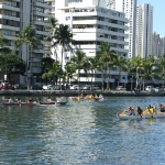 伝統のハワイアンスポーツをアラワイ運河で実施