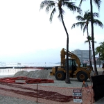 侵食が進むワイキキビーチの砂浜を補充